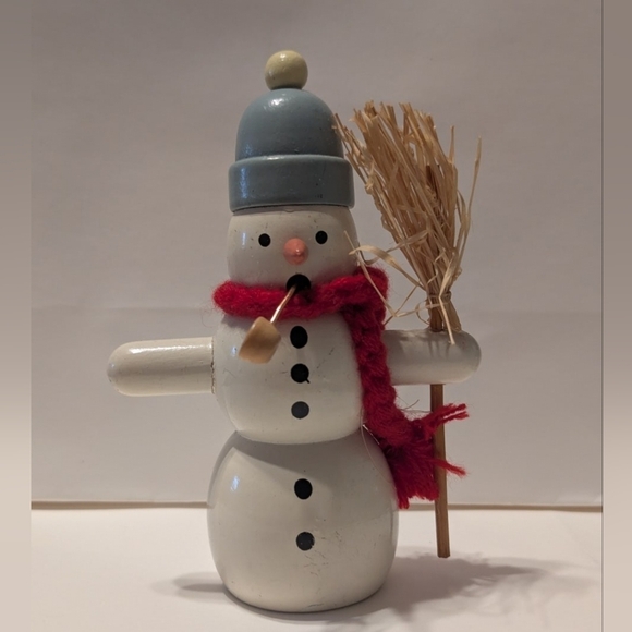 Smoking Snowman wooden VINTAGE 4.5' tall & 1.25" at base.  Arm to arm 3" wide. - Picture 1 of 11